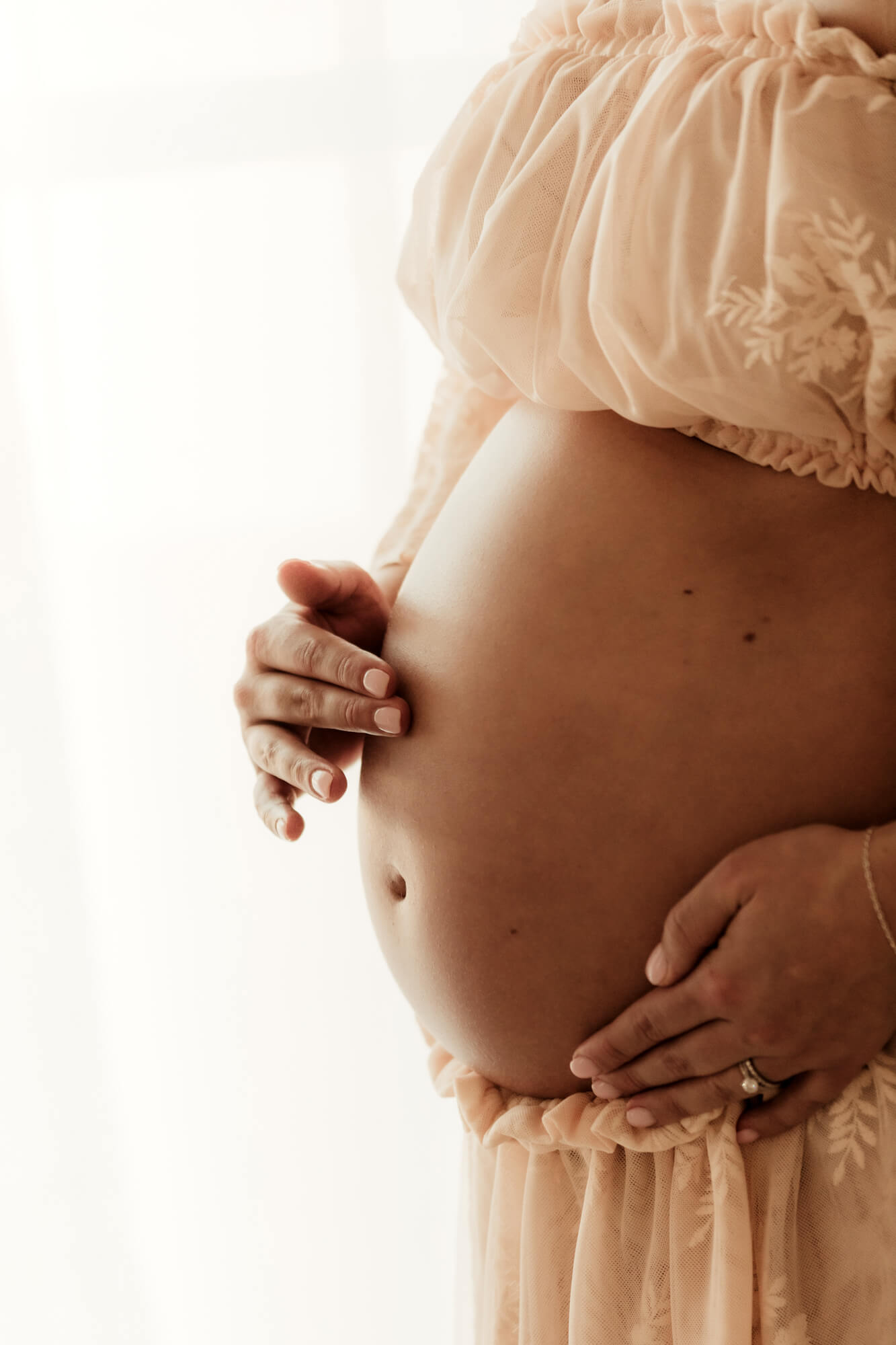 Baby bump photo of mother tracing her belly, Gynecologist Norman Ok. 